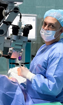 Dr. Edmond Isufaj gjatë një ndërhyrjeje kirurgjikale
