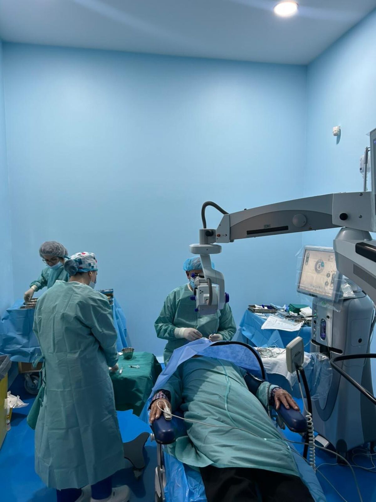 Ekipi kirurgjikal gjatë operacionit të kataraktës